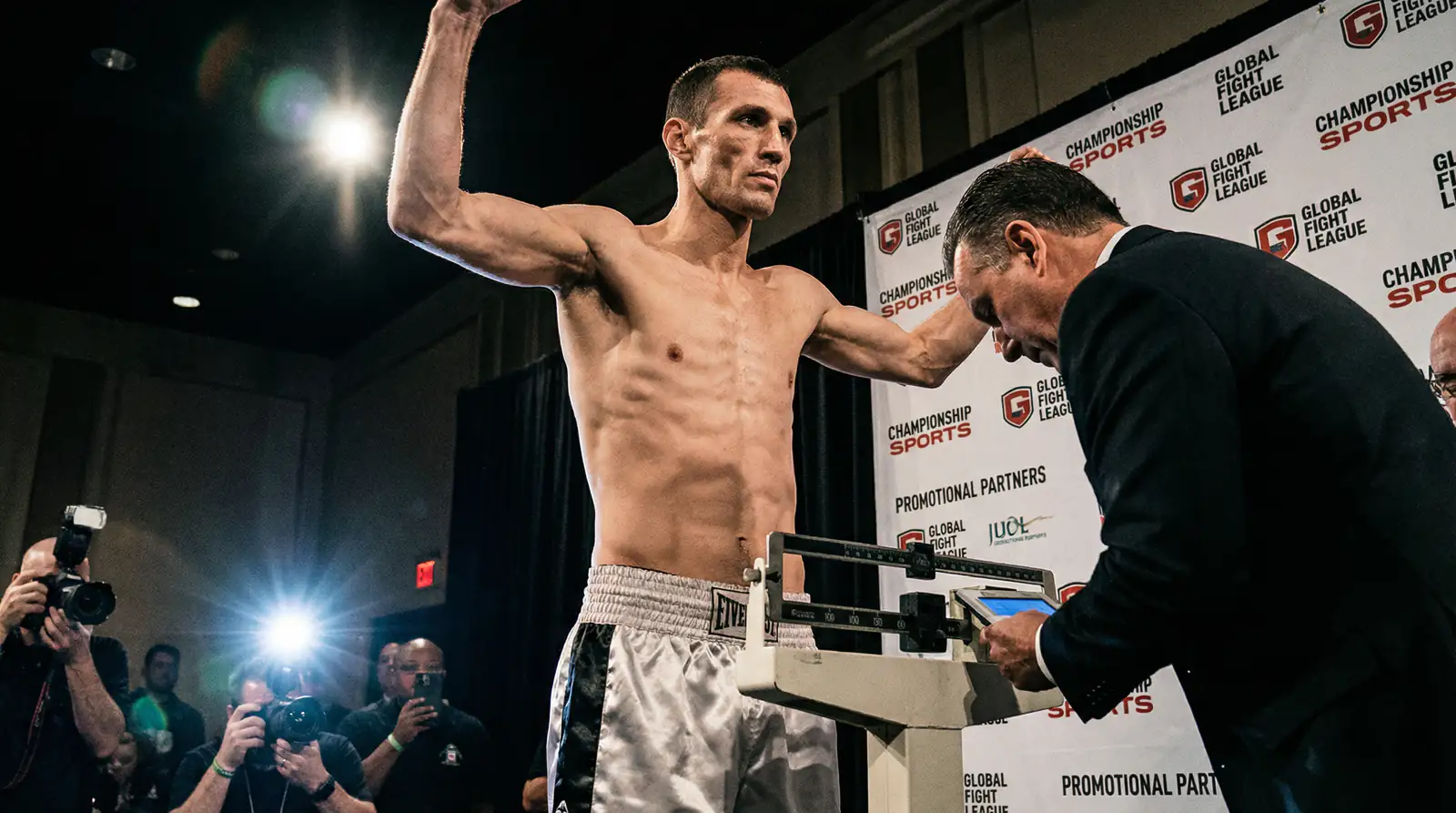 Wiegen beim Boxen – Boxer auf der Waage beim offiziellen Wiegen vor dem Kampf